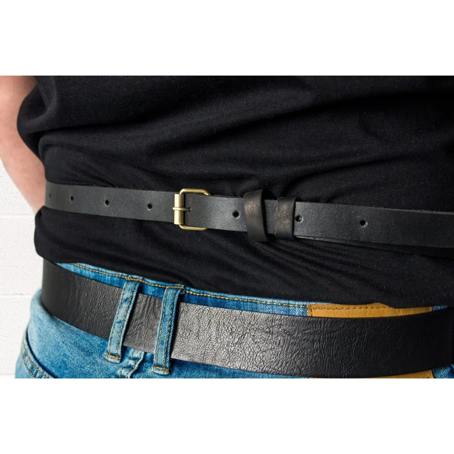 Closer view of adjustable strap in Beavercraft AP3X – Adjustable Black&Brown Leather Work Apron