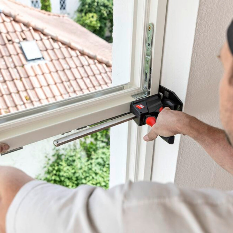 Bessey Tools Beyceps to install a window