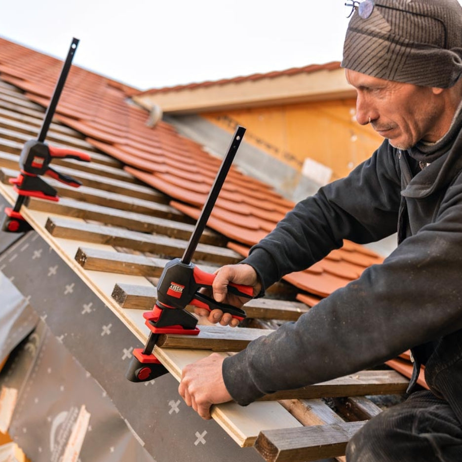 Large clamping surface for evenly distributed force.