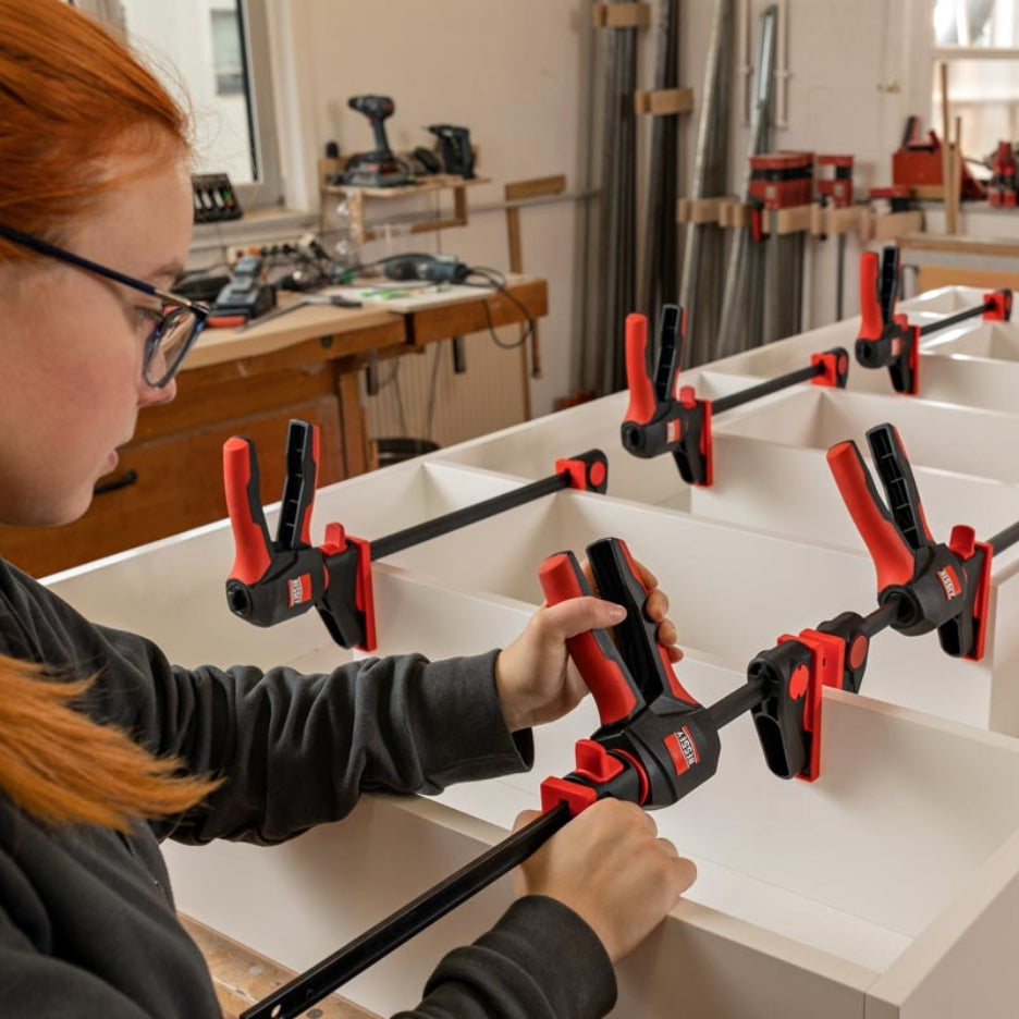 Ergonomic composite handle that can easily turn into a spreader – without tools.