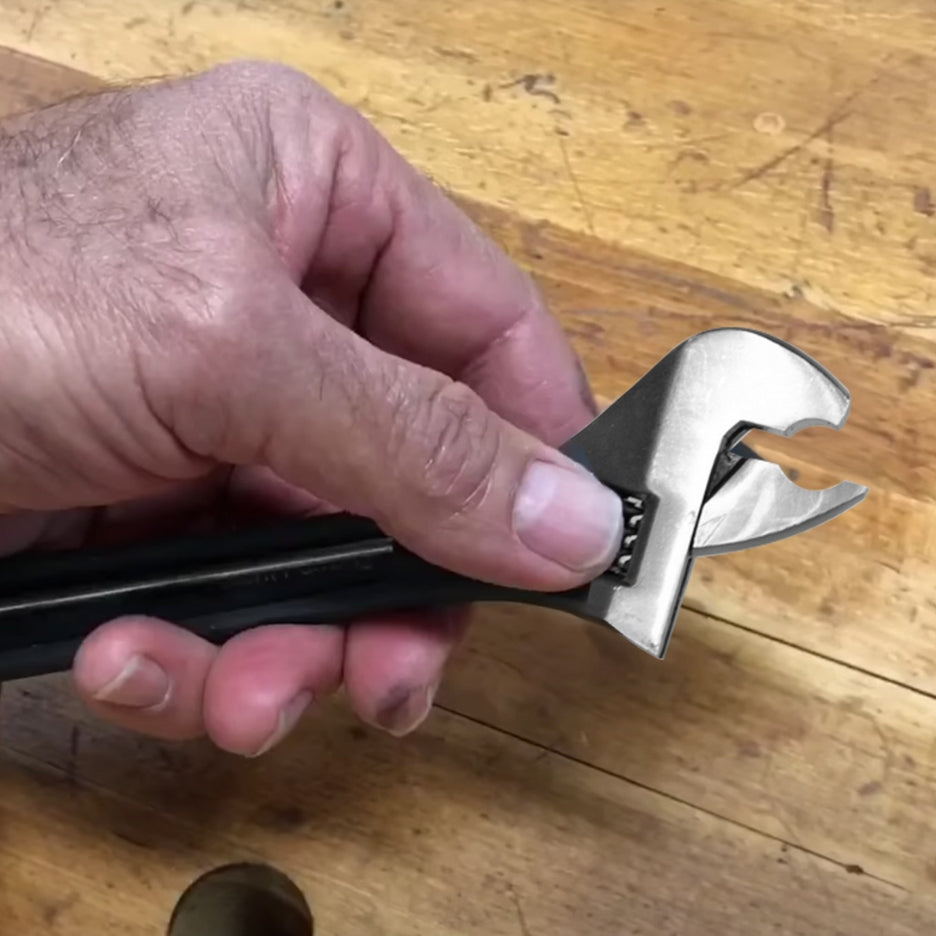 Hand holding and adjusting FastCap KNUCKLEBENDER jaw opening