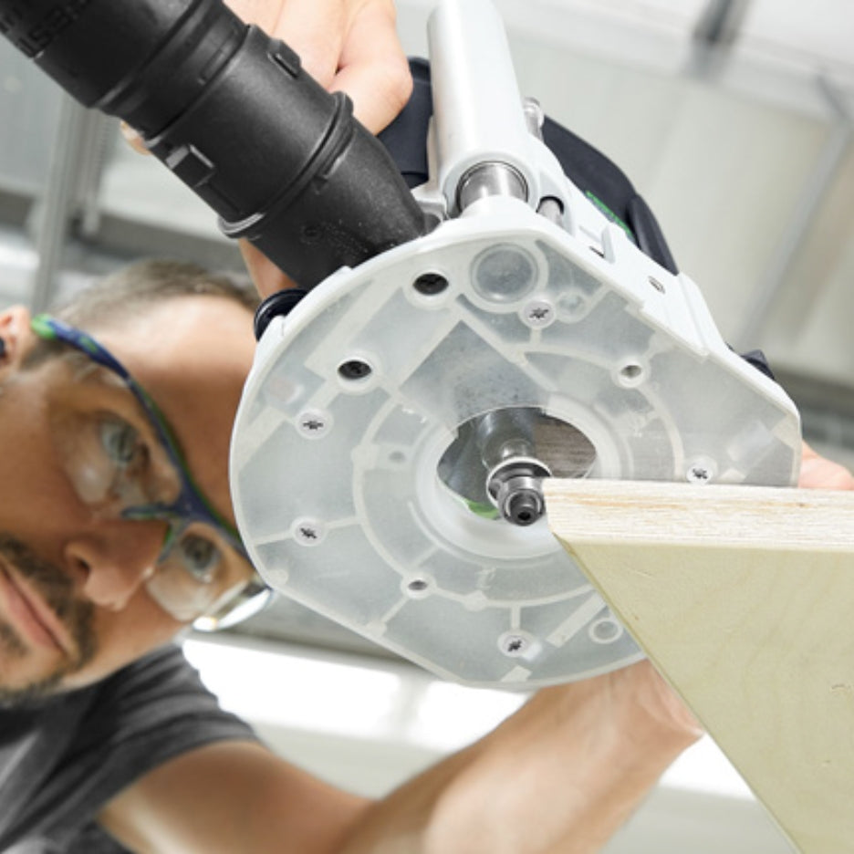 In combination with the light ring, the
transparent base runner provides a
perfect view of the workpiece. The small
opening makes reliable guidance of
the router possible even in corners and
without tipping over