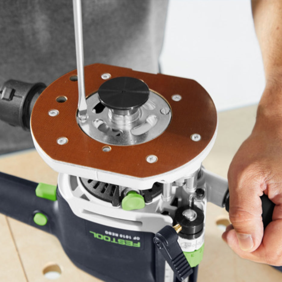 To produce uniform routing results, the
template guides are precisely centered
in the base plate of the router with the
centering mandrel.