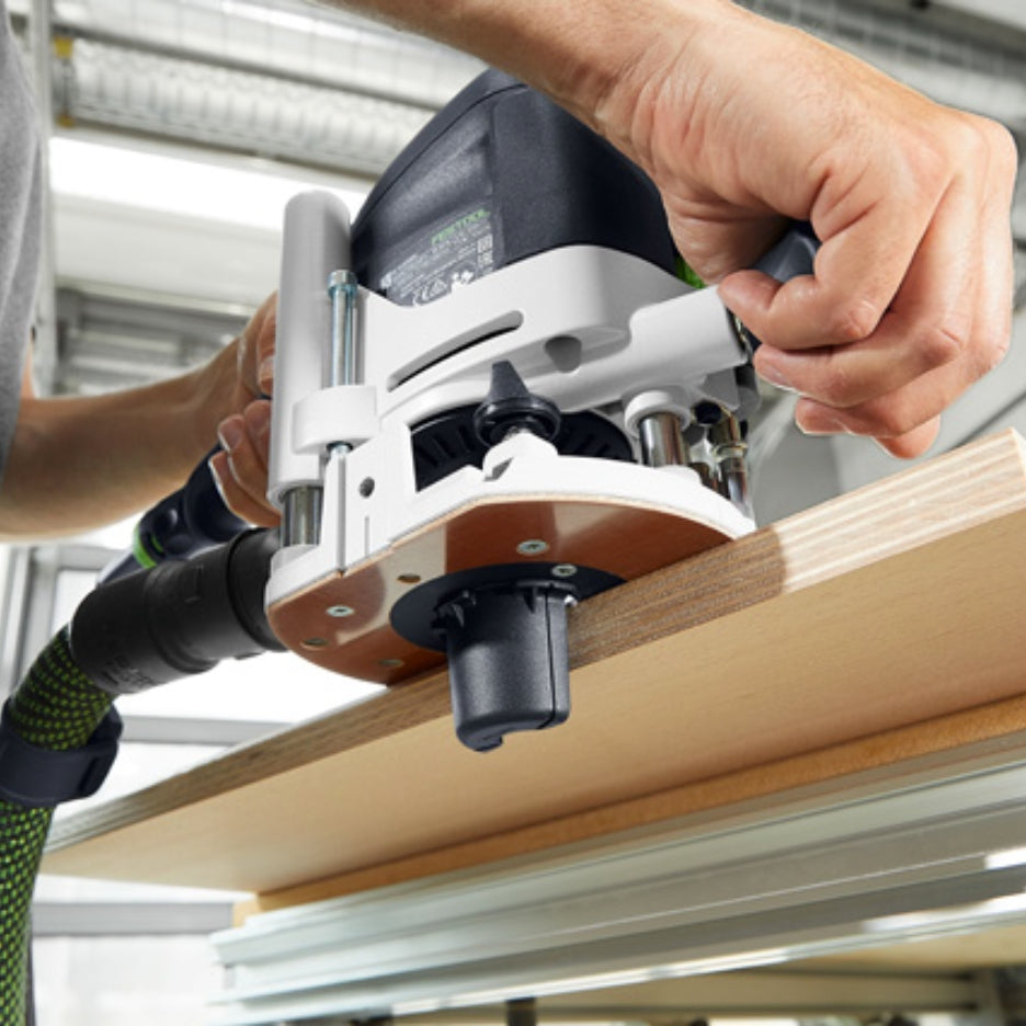 The chip deflector allows for even more
efficient dust extraction during routing
work along the edge for a clean work
result.