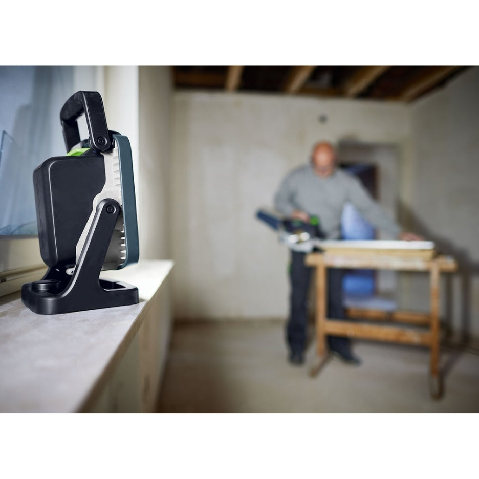 Festool Cordless Site Light SYSLITE KBS C iluminating man working
