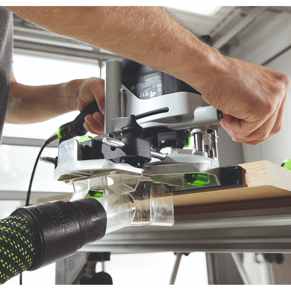 The combination of the extraction hood and the Festool extractors ensures clean working (included in the OF 1010 accessories Systainer).