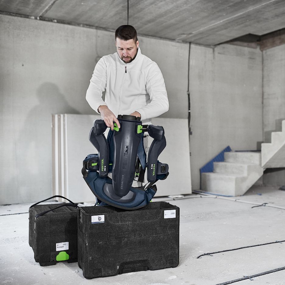Man holsding Festool Exoskeleton ExoActive EXO 18 HPC 4.0 I-Plus