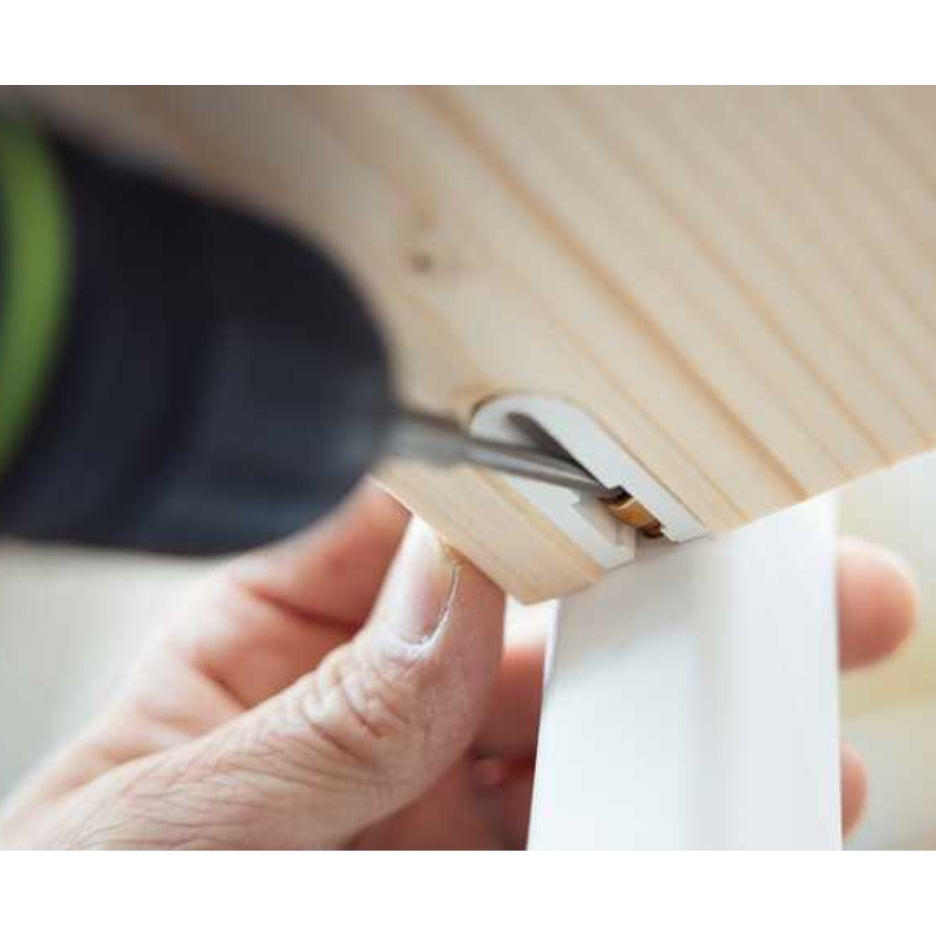 Lamello Cabineo X screw beign screwing into Lamello Cabineo X connector