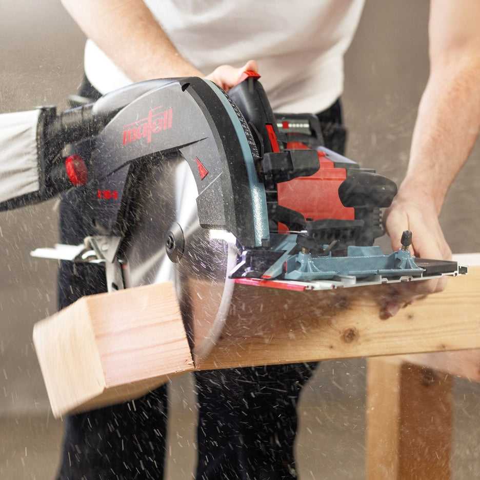 An ideal application for guide L is cutting structural timber to length, with a max. cutting depth of 104 mm and a max. cross-cutting length of 370 mm.