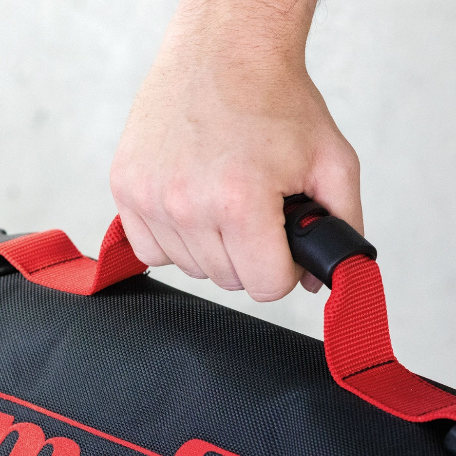 High carrying comfort thanks to reinforced handle and detachable shoulder strap.