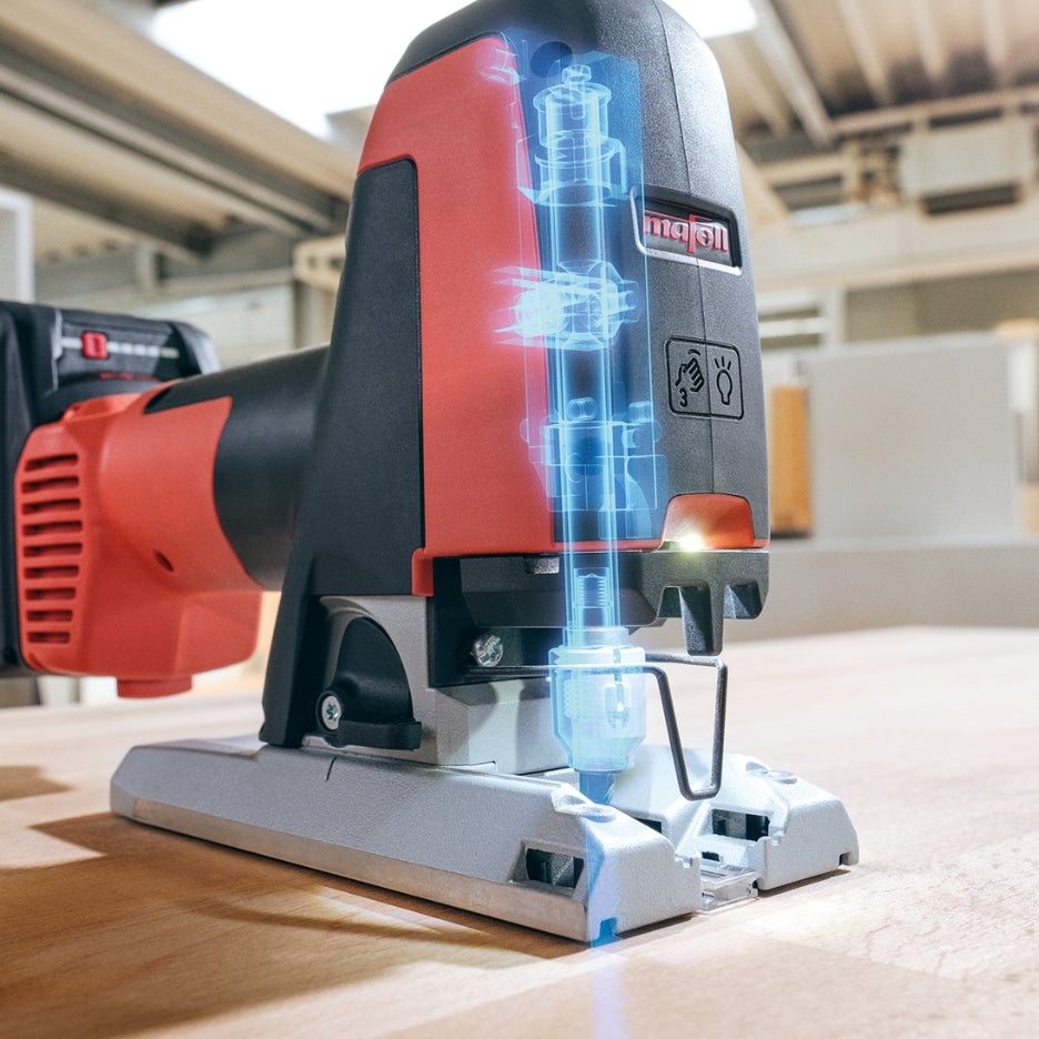 SAWBLADE CLAMP
The patented clamping system holds the sawblade absolutely secure without the need for additional jaws or rollers. Deformed sawblades are a thing of the past. Thanks to ideal positioning of the locking lever, the sawblade can also be changed quickly and easily.