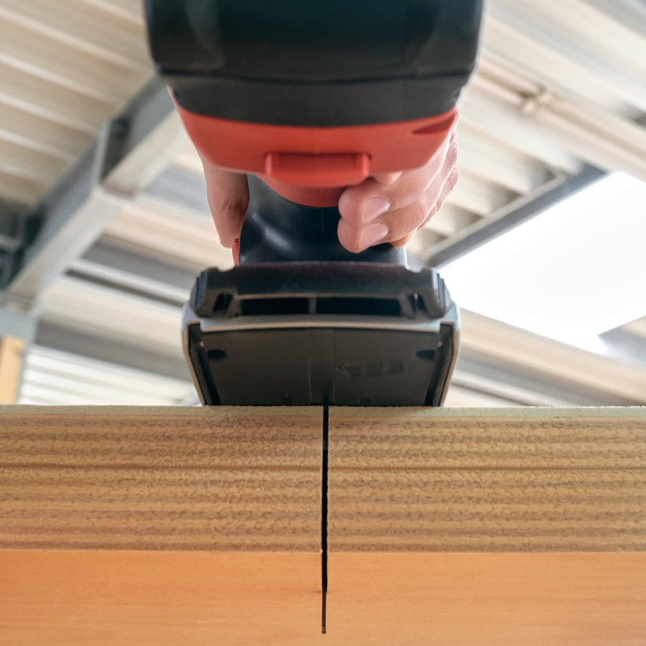 STABILITY FOR MAXIMUM PRECISION
With its low center of gravity and exceptionally stable and broad baseplate, the PS 2-18 rests squarely and securely work piece and thus ensures maximum precision.