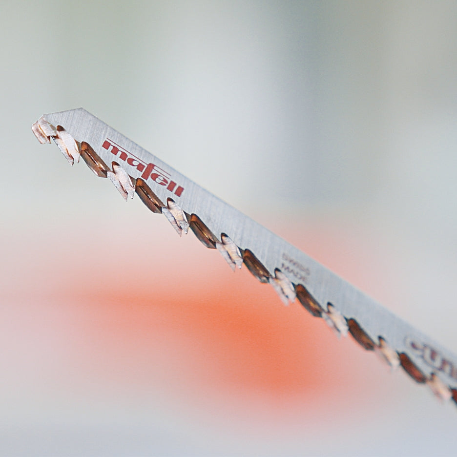 CUnex W1 SAWBLADE
The twin-layer CUnex W1 blade has a wedge-shaped cross section that facilitates freehand sawing while offering the greatest possible sawblade stability. The outcomes are unequaled precision and perfectly square cuts.