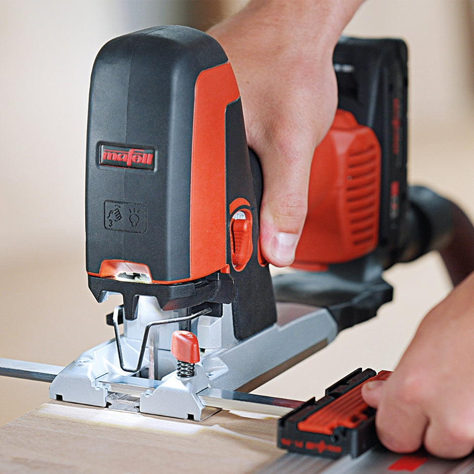 PERFECT WITH THE GUIDE RAIL
Whenever perfectly straight guided cuts are required, the PS 2-18 can be operated together with the guide rail system F.