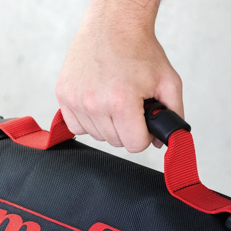 High carrying comfort thanks to reinforced handle and detachable shoulder strap.