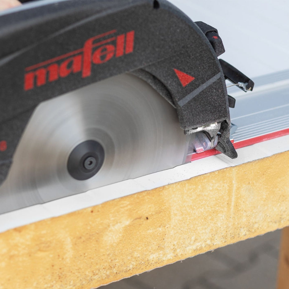 Thanks to the large number of teeth, the blade produces fine clean cuts for a perfect fit while at the same time reducing burr formation.