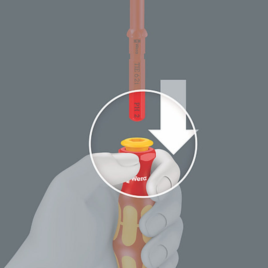 The Kraftform Kompakt VDE
blades can be replaced simply by
pulling down the yellow ring on the
handle.