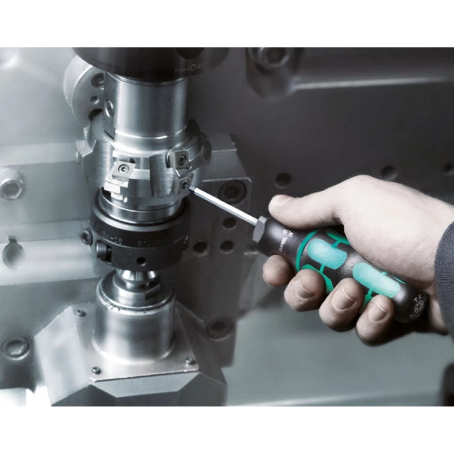 Wera torque-indicators have been factory pre-set to values recommended by leading carbide tool manufacturers. These tightening values relate specifically to the size of the TORX®, TORX PLUS® or hexagon socket screw. Torque indicators ensure safe and easy loosening of screw connections. Precision : ± 10 %