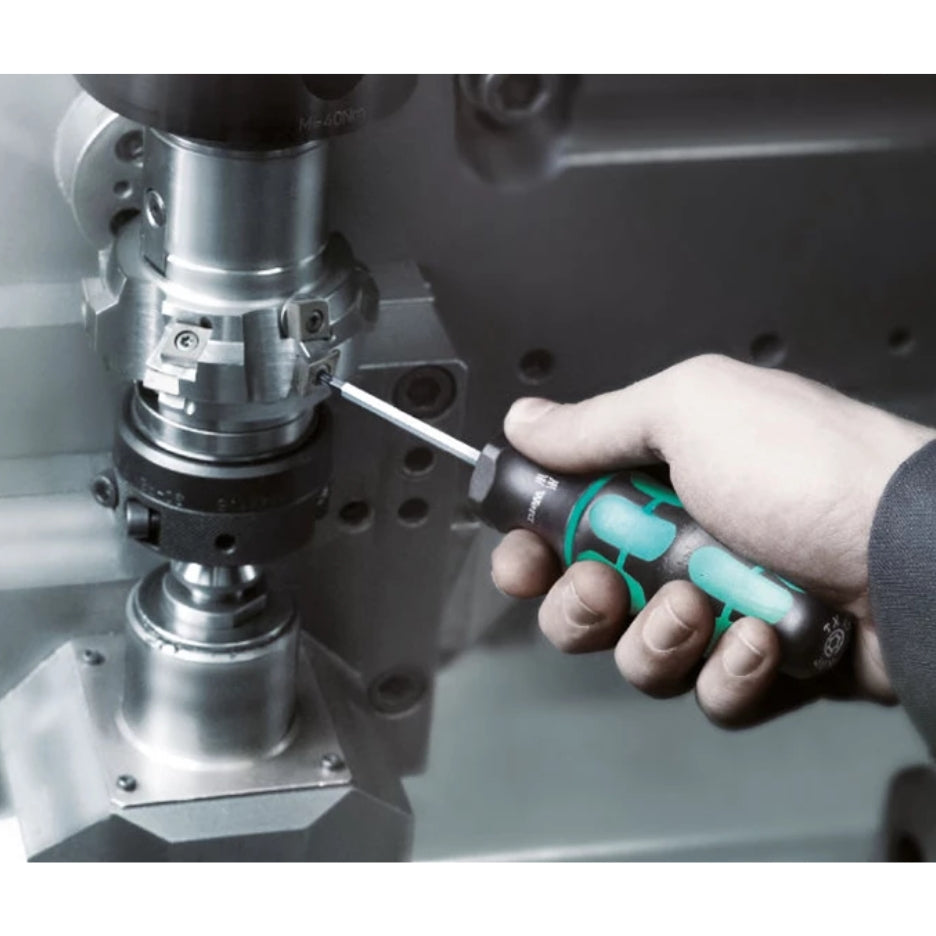 Wera torque-indicators have been factory pre-set to values recommended by leading carbide tool manufacturers. These tightening values relate specifically to the size of the TORX®, TORX PLUS® or hexagon socket screw. Torque indicators ensure safe and easy loosening of screw connections. Precision : ± 10 %