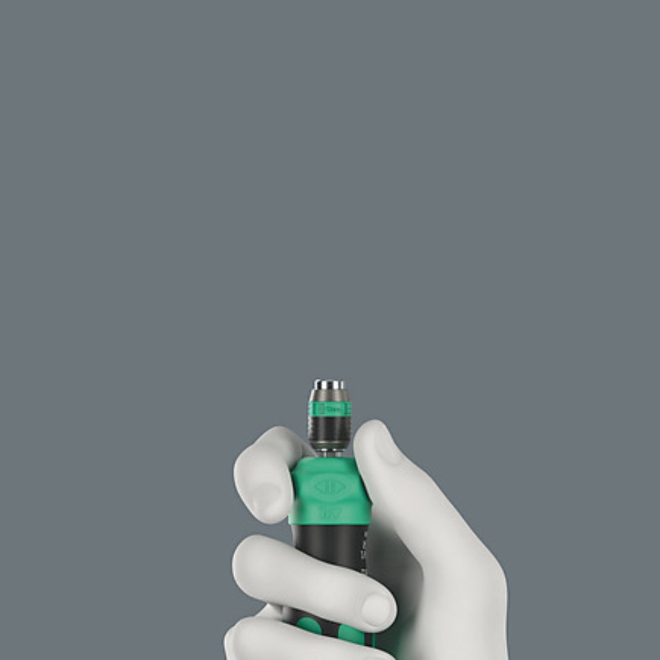 When the telescopic blade is
retracted in the handle, the tool
can be used even in confined
working situations.