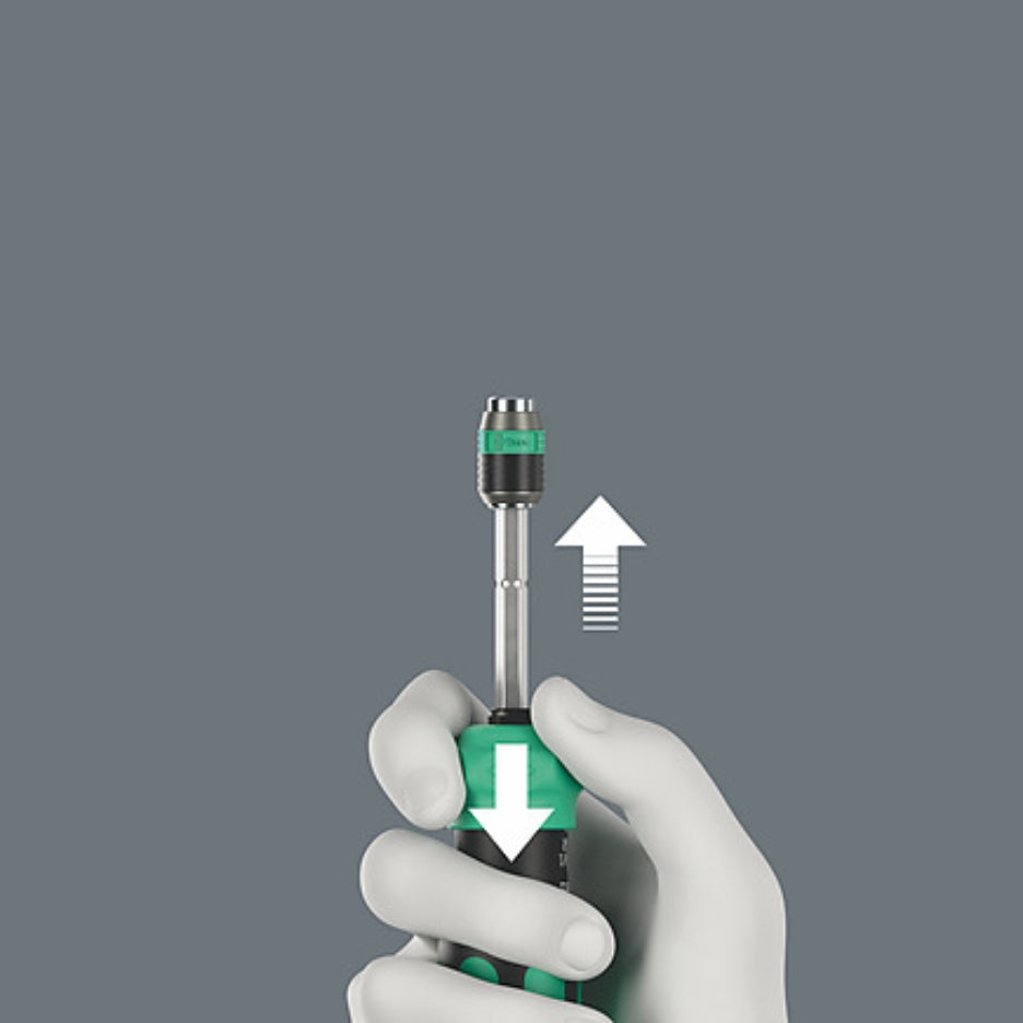 The telescopic blade can be
extended by simply pressing the
locking sleeve. The tool can now
be used as a fully-fledged
screwdriver.