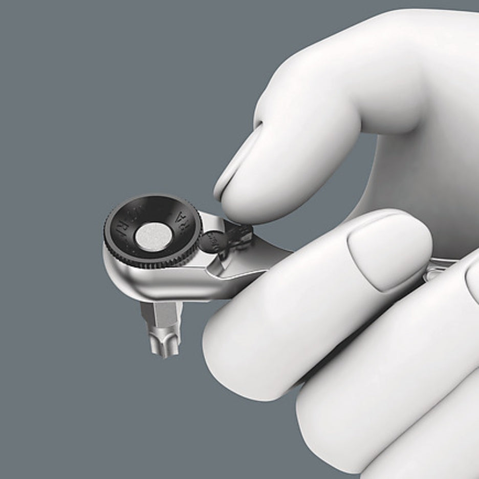 Hand holding Zyklop mini ratchet