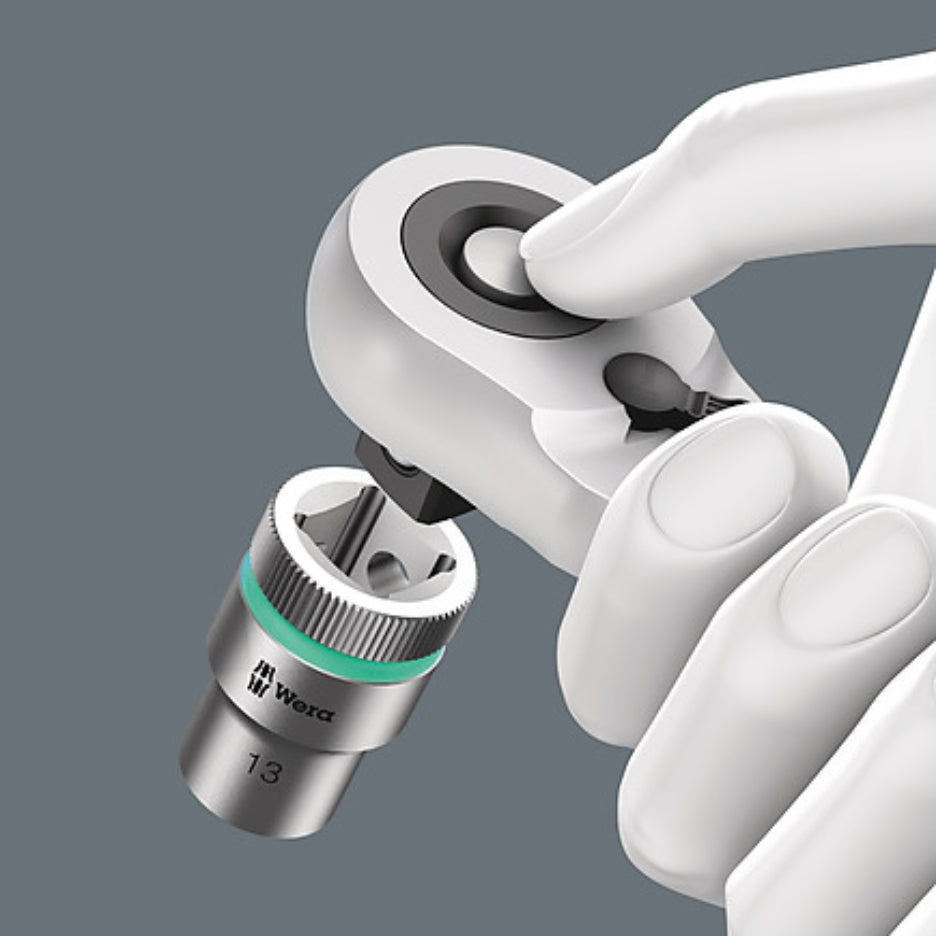 Hand holding ratchet with ball lock and socket