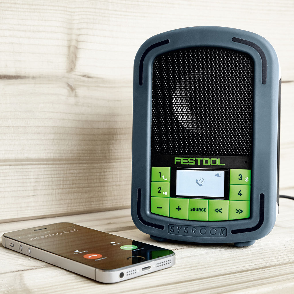 An iPhone paired with the SYSROCK has an incoming call, and the symbol is displayed on the radio.