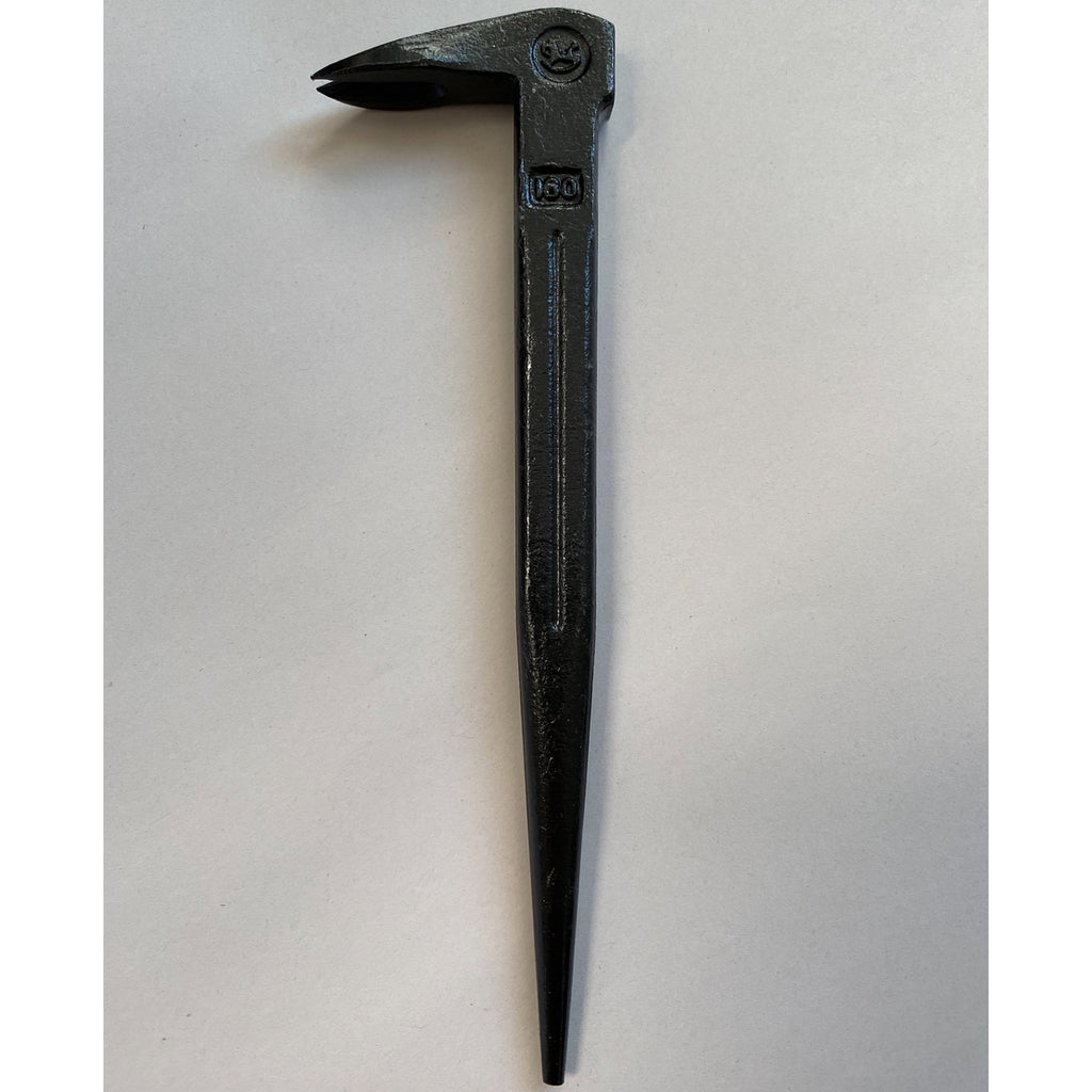 The 160mm nail set affords access to tight areas and offers better visibility, and claw with nail puller has good leverage.