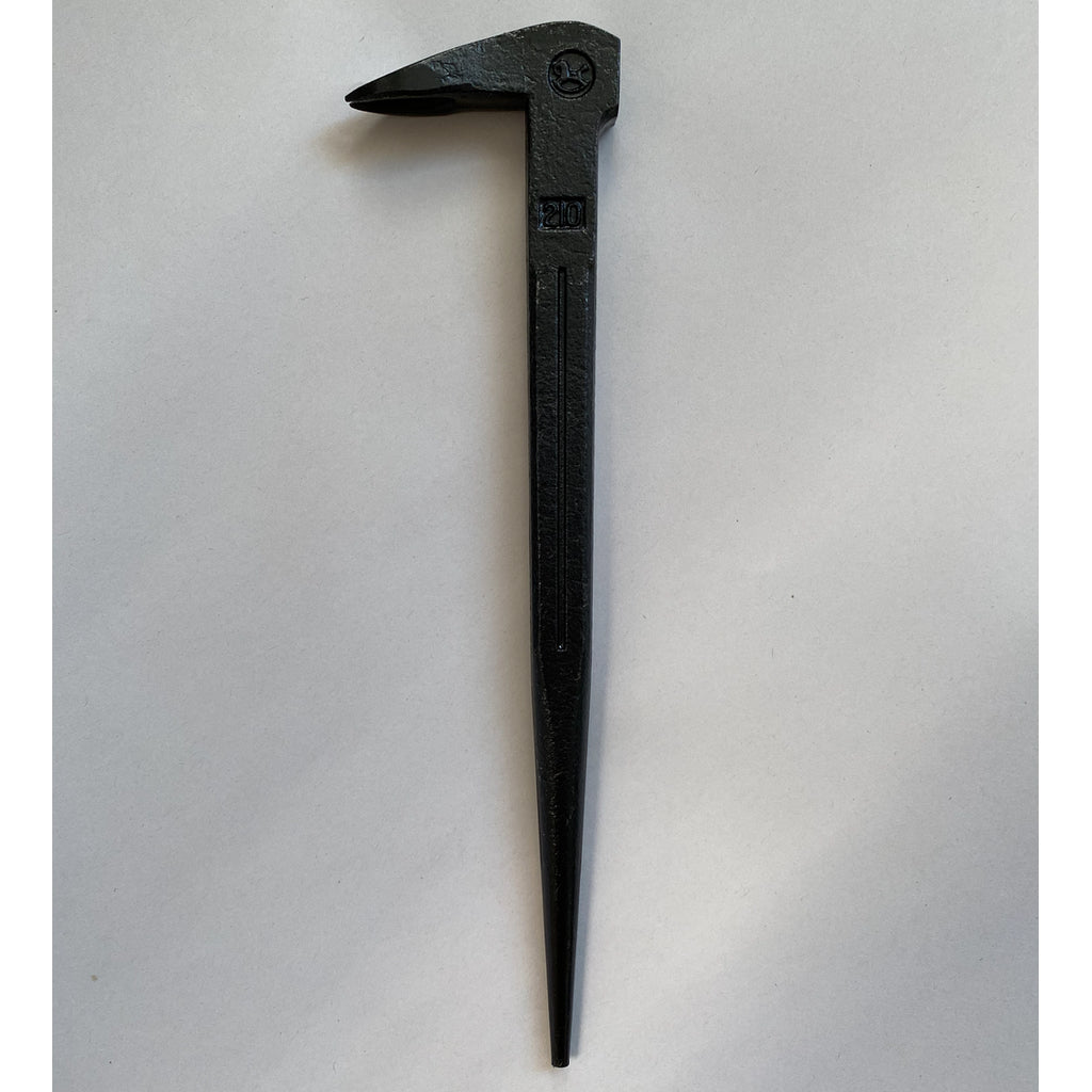 The 210mm nail set affords access to tight areas and offers better visibility, and claw with nail puller has good leverage.