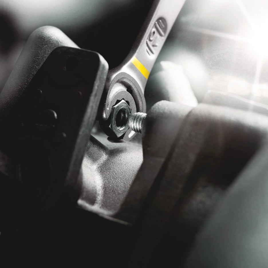 Wera Tools 4-Piece Imperial Joker Ratcheting Combination Wrench Set 6000 holding nut in alignment