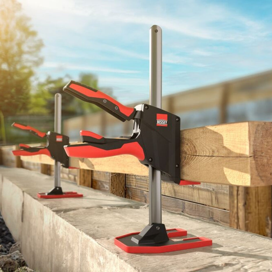 Bessey Tools Beyceps Lifting a wood beam