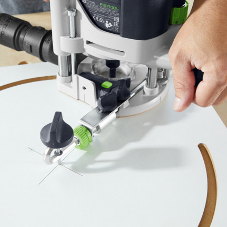 Circles up to a diameter of 29-15/16"
(760 mm) can be routed with the trammel
unit.