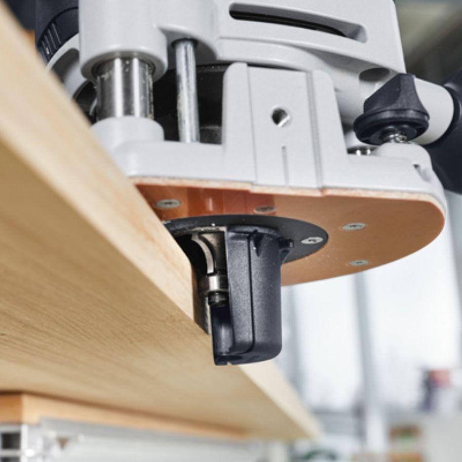 The unique chip deflector enables optimal dust extraction, and guarantees excellent suction power when routing edges in combination with the dust extraction attachment and a Festool extractor.