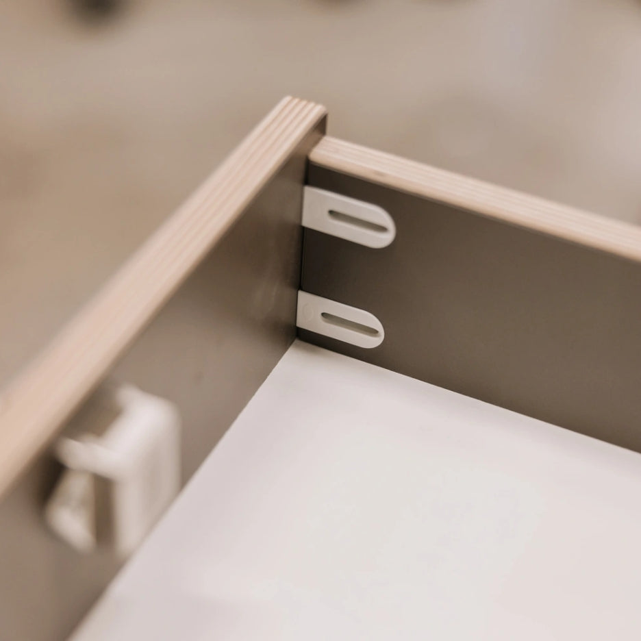 Drawer assembled using Lamello Cabineo 8 M6 