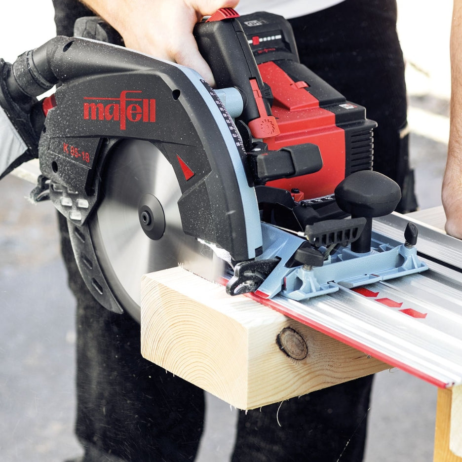 An ideal application for guide L is cutting structural timber to length, with a max. cutting depth of 82 mm and a max. cross-cutting length of 370 mm.