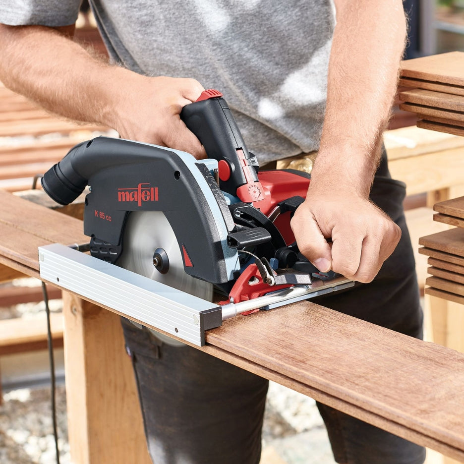 The parallel fence, which is graduated in millimetres, facilitates working close to the edge, typically when fitting decking boards (pictured with the K 65 cc).