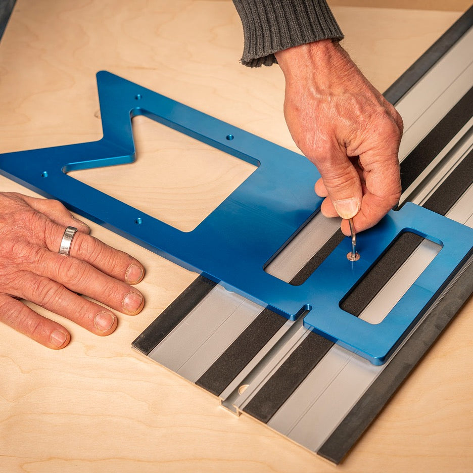 Hand saw outlet guide rail