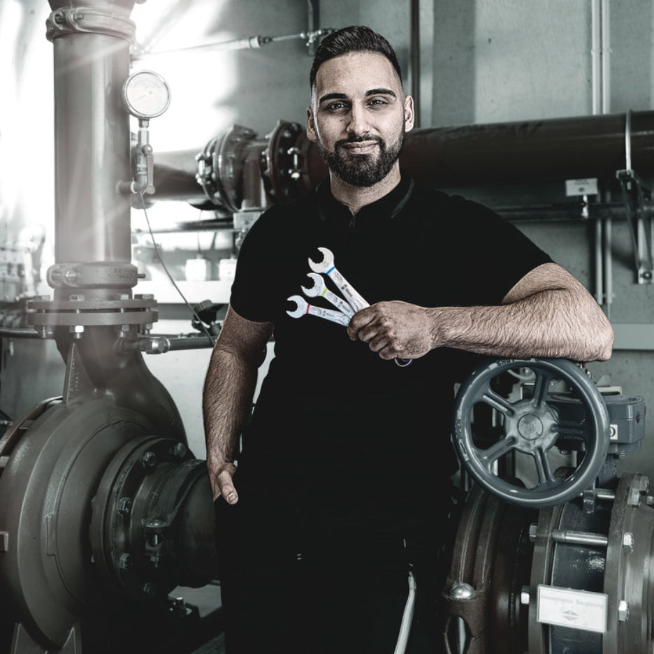 Man holding Wera Tools 6003 Joker Wrench Set