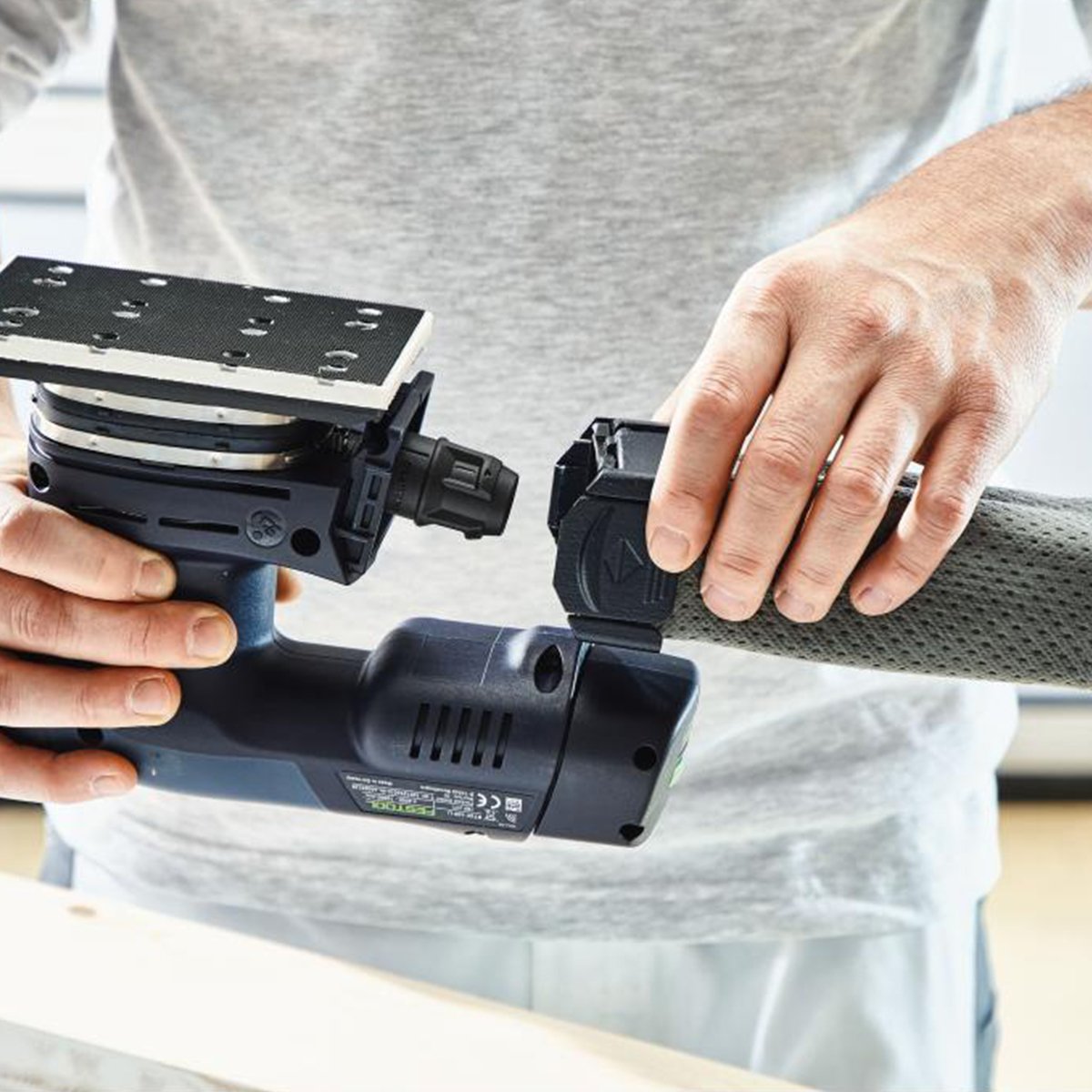 An operator has an Ergo battery installed and is attaching the reusable longlife dust collection bag.